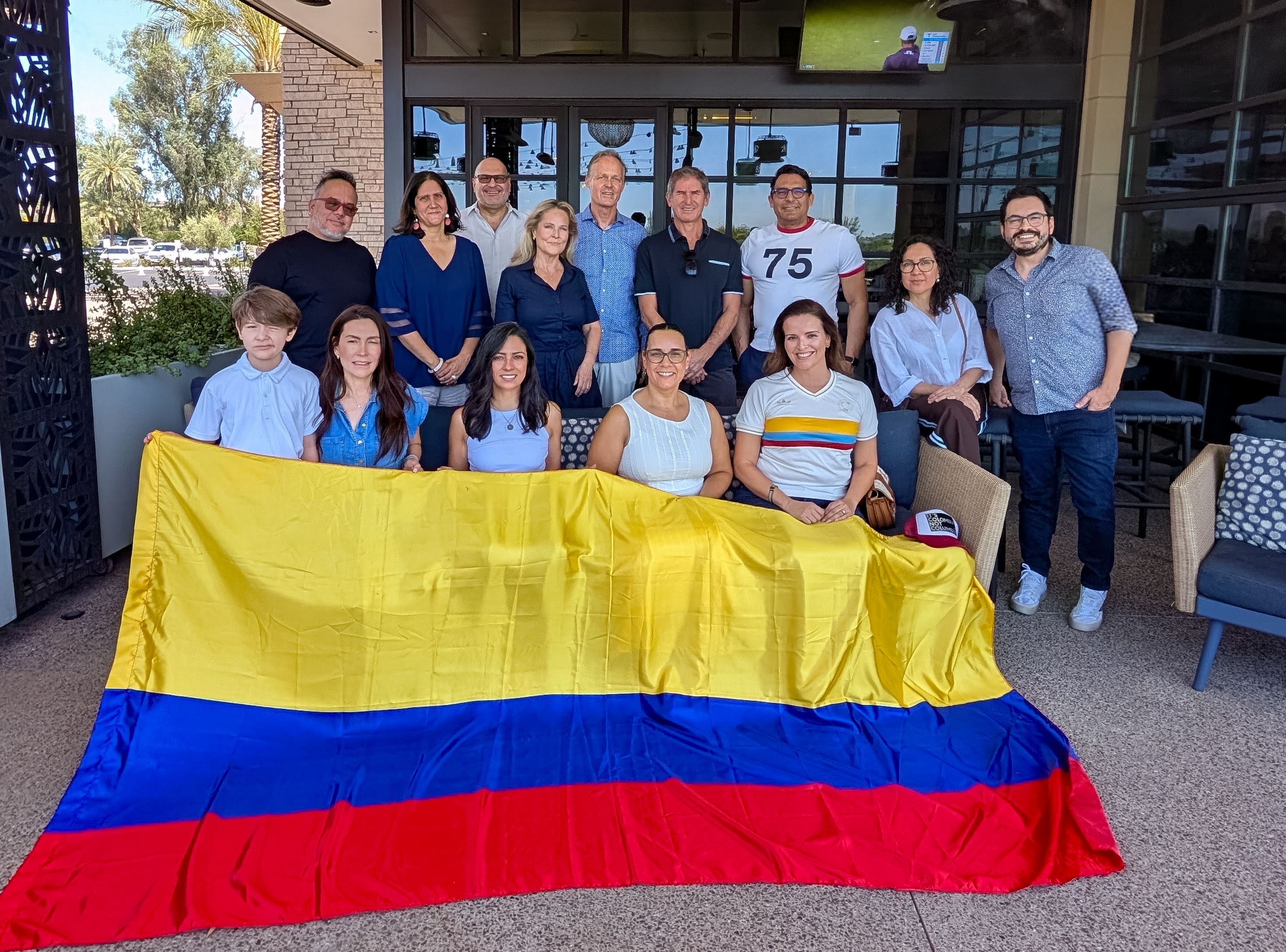 Integrantes de Colombians in Arizona reunidos con una bandera de Colombia